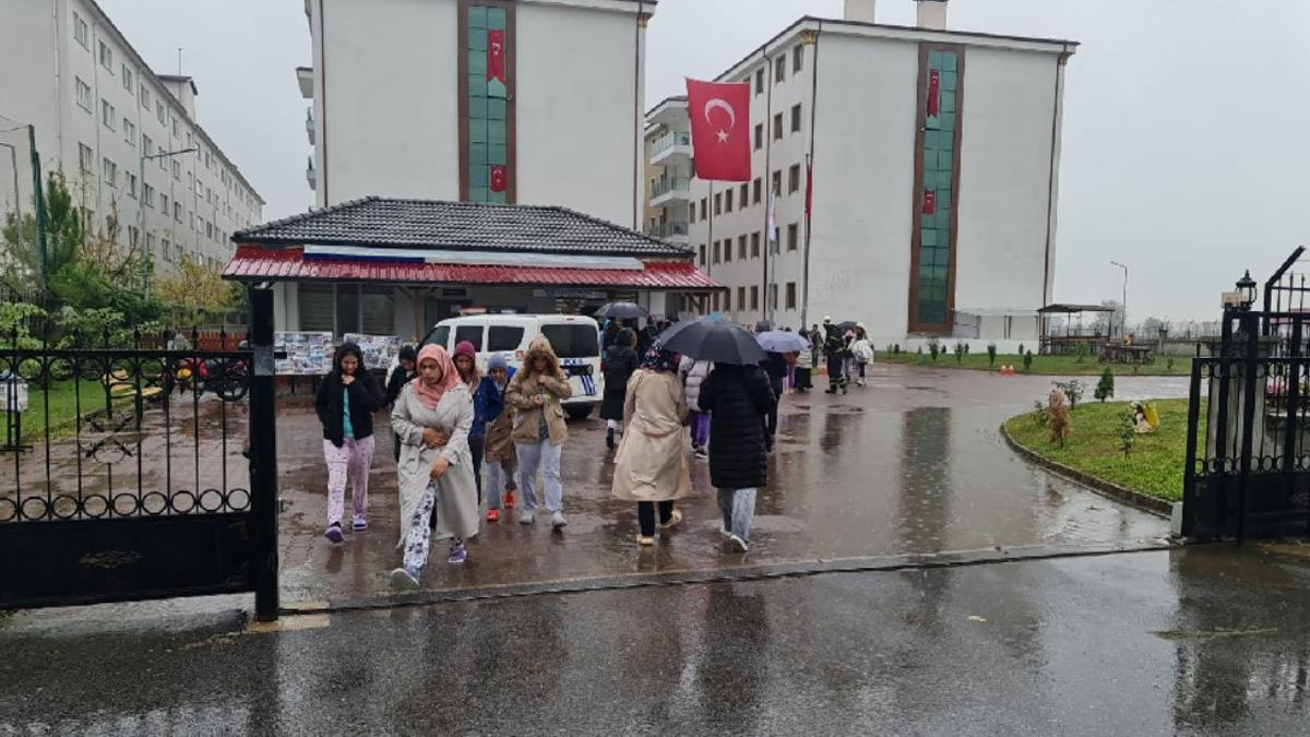 Doğal gaz paniği, 2 bin 400 öğrenci tahliye edildi
