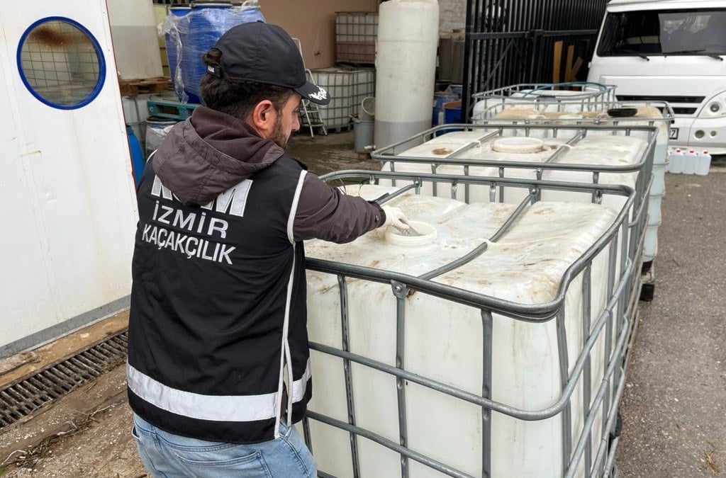 İzmir’de 12 bin litre ‘sahte etil alkol’ ele geçirildi; 5 tutuklama