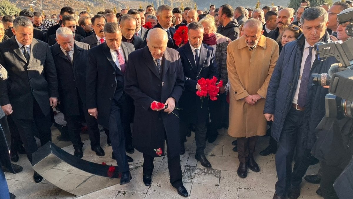 MHP seçim kampında… Bahçeli, Ülkücü Şehitler Anıtı’nı ziyaret etti