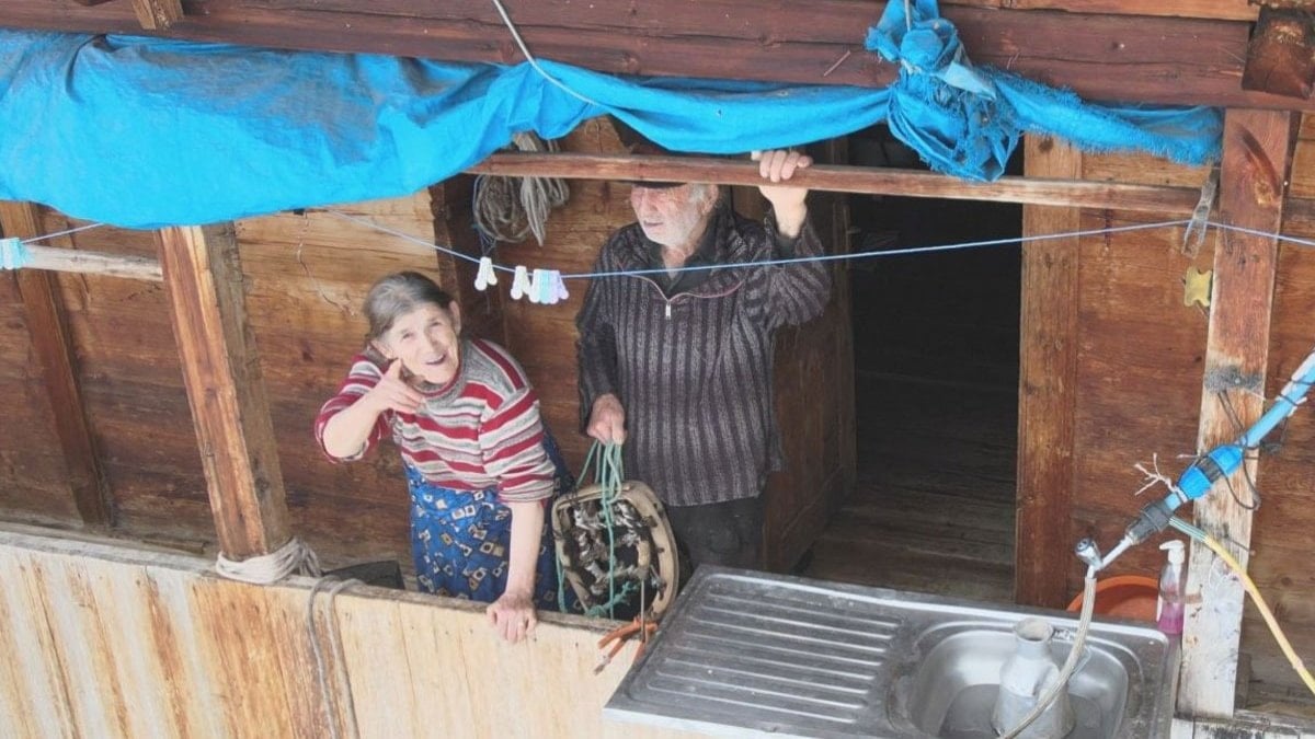 Karda mahsur kalan çifte dronla pil desteği