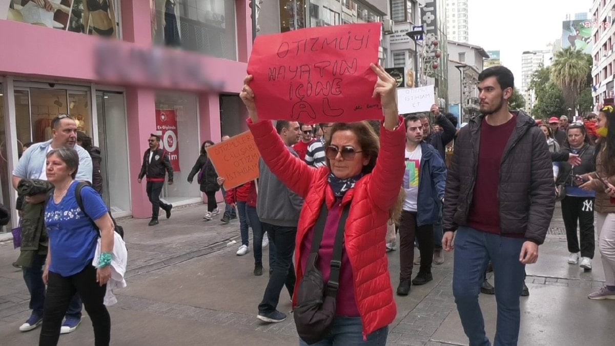 Otizmli bireyler ve aileleri farkındalık için yürüdü