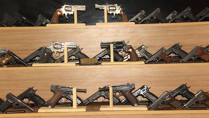 Araçtan cephanelik çıktı: 65 ruhsatsız tabanca, İkinci Dünya Savaşı’nda kullanılan silahlar