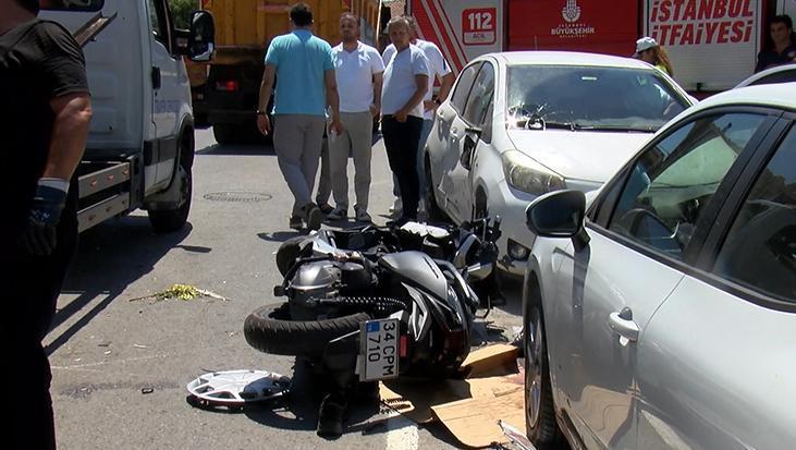 Üsküdar’da 3 araç birbirine girdi: Motosiklet sürücüsünün ayağı koptu