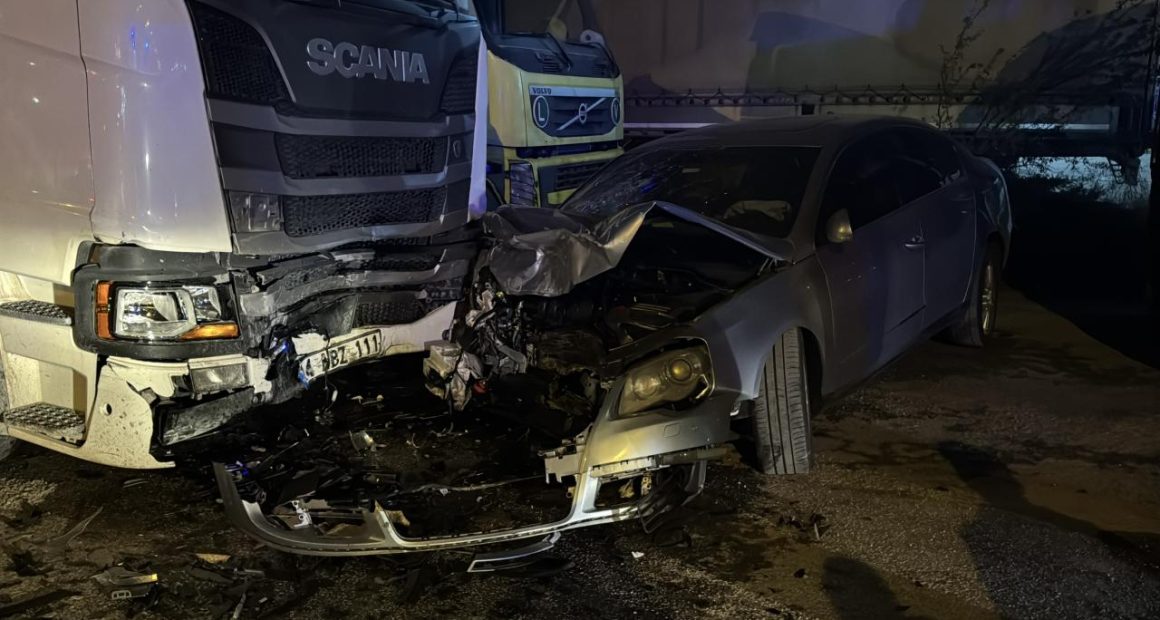 Bolu’da park halindeki araçlara çarpan otomobildeki 4 kişi ağır yaralandı