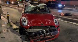 Kadıköy’de ağaca çarpan otomobil takla attı: 2 yaralı