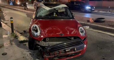 Kadıköy’de ağaca çarpan otomobil takla attı: 2 yaralı