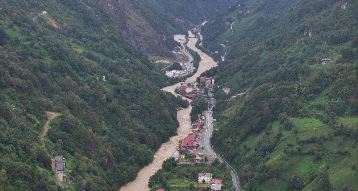Rize’de sel ve heyelan nedeniyle yollar ulaşıma kapandı
