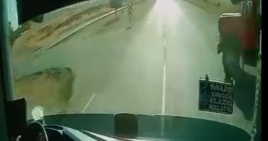 Yolcu otobüsü ile kamyonet çarpıştı: O anlar kamerada