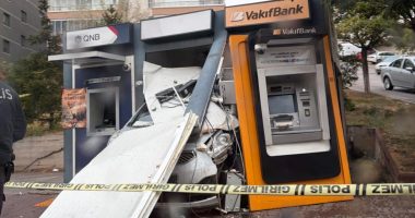 Ankara’da otomobil ATM’ye çarptı – Son Dakika Haberleri