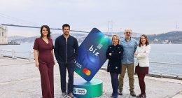 Burak Özçivit, Prof. Dr. Sinan Canan ve Açelya Akkoyun, Hayat Finans’ın ‘yeni nesil aile kartı’ için aynı sahnedeydi