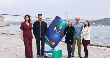 Burak Özçivit, Prof. Dr. Sinan Canan ve Açelya Akkoyun, Hayat Finans’ın ‘yeni nesil aile kartı’ için aynı sahnedeydi