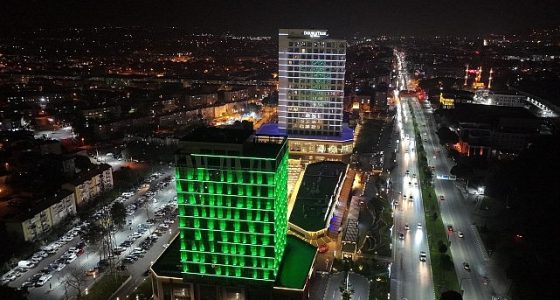 Manisa Büyükşehir Belediyesinden Tıp Bayramı’na Özel Işıklandırma